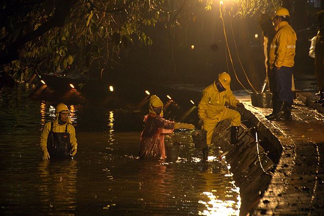 Công nhân dầm mưa lạnh suốt đêm nạo vét Hồ Gươm